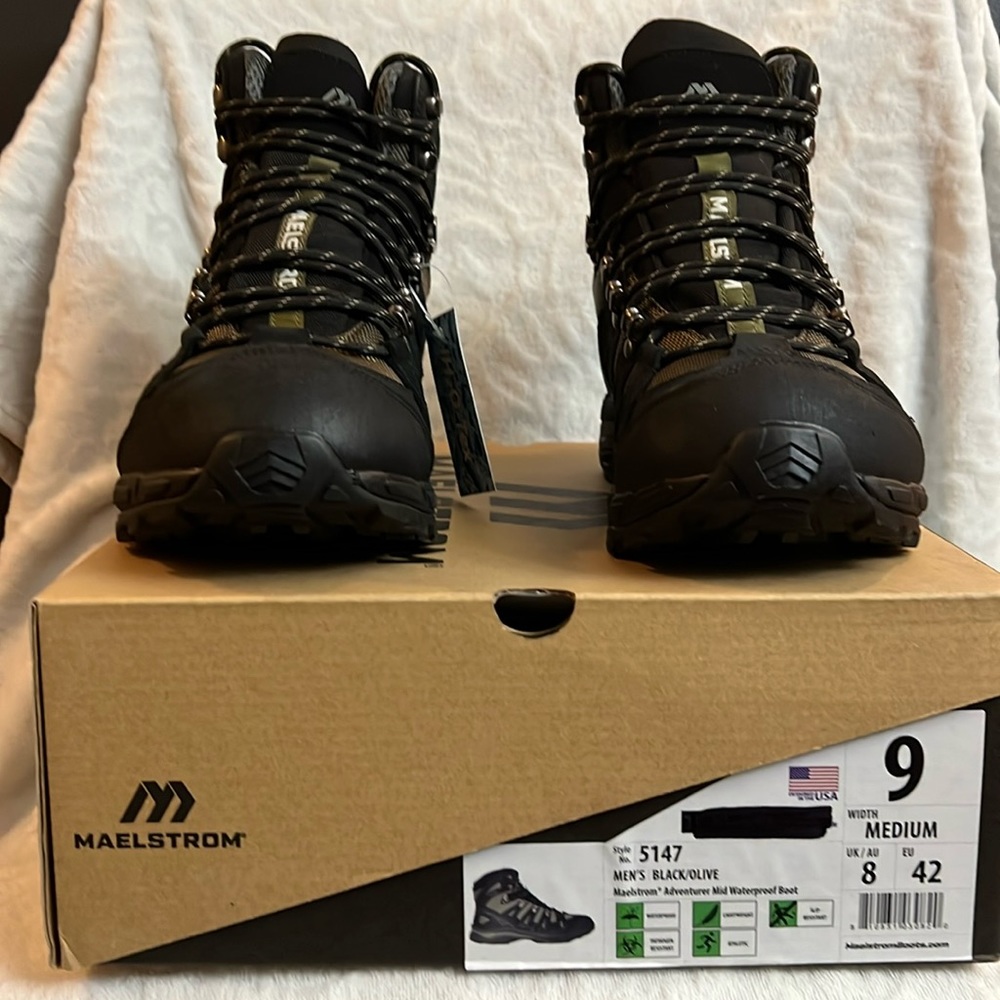 NEW MAELSTROM Men’s Black/Olive Color Hiking Boots Size 9 Regular Width